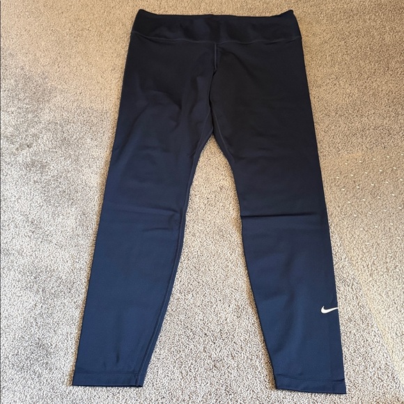 Women’s Nike Leggings - Picture 2 of 3